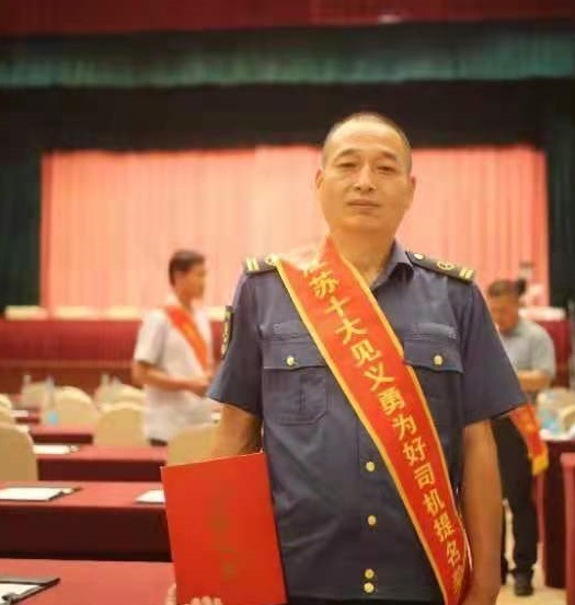 　　積極開展?fàn)幭葎?chuàng)優(yōu)活動。圍繞“爭先創(chuàng)優(yōu)、文明服務(wù)”的目標(biāo)定位，于今年初啟動“服務(wù)之星”和“紅旗車隊(duì)”評選活動，細(xì)化量化評選細(xì)則和考核指標(biāo)，每2個月開展一次“服務(wù)之星”評比，每季度開展一次“紅旗車隊(duì)”評選?；顒娱_展以來，先后有144名駕駛員獲評“服務(wù)之星”，4支車隊(duì)獲得“紅旗車隊(duì)”榮譽(yù)。駕駛員沈斌、劉開庭獲得第六屆“江蘇十大見義勇為好司機(jī)”提名獎。
